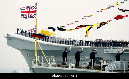 Les équipages du HMS Invincible et du Iron Duke (premier plan) saluent le passage du HMS Endurance portant la reine Elizabeth II de Grande-Bretagne lors de l'International Fleet Review à Spithead, au large de Portsmouth. Banque D'Images