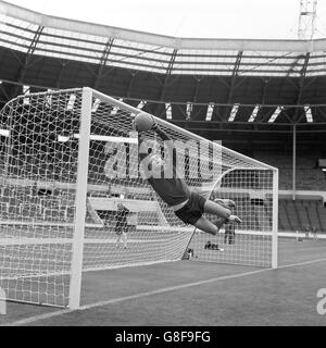 Football - coupe du monde Angleterre 1966 - Mexique entraînement - Stade Wembley.Le gardien de but du Mexique Ignacio Calderon fait un saut spectaculaire de plongée Banque D'Images
