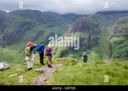 Les randonneurs sur l'ascension de suis Bodach de col de Glen Coe en début d'Aonach Eagach ridge. Glencoe, Highland, Scotland, UK, Grande-Bretagne Banque D'Images