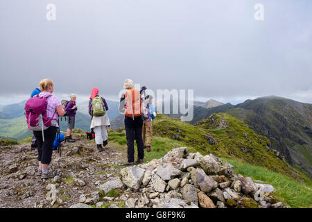 Les randonneurs randonnée sur Suis Bodach sommet au début d'Aonach Eagach ridge à l'ouest. Glencoe, Highland, Scotland, UK, Grande-Bretagne Banque D'Images