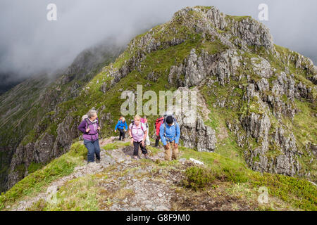 Randonneurs sur Aonach Eagach de pinacles balades ridge à l'ouest. Glencoe, Highland, Scotland, UK, Grande-Bretagne Banque D'Images