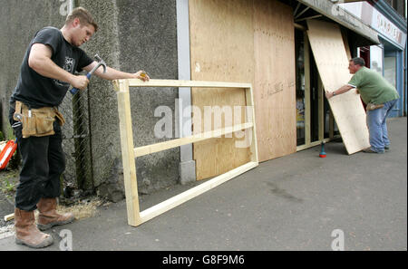 Une nouvelle boutique est montée dans la rue principale d'Auchterarder avant le sommet du G8 qui se tiendra la semaine prochaine. Banque D'Images