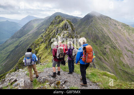 Les randonneurs randonnée sur Aonach Eagach pinacles de crête de montagne vue ouest de Stob Coire & Leith Sgorr Fiannaid nam montagnes. Glencoe Highland Ecosse UK Banque D'Images