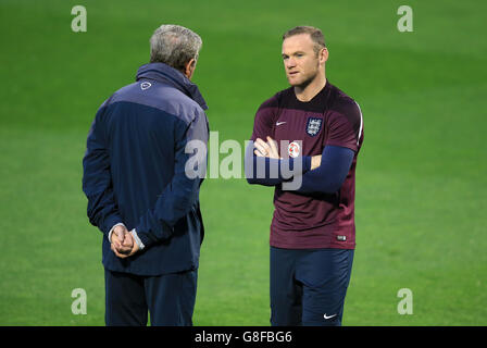 Espagne / Angleterre - International friendly - session d'entraînement en Angleterre - Stade Rico Perez.Roy Hodgson, directeur de l'Angleterre (à gauche), et Wayne Rooney parlent lors d'une séance d'entraînement au stade Rico Perez, à Alicante. Banque D'Images