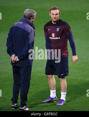 Roy Hodgson, directeur de l'Angleterre (à gauche), et Wayne Rooney parlent lors d'une séance d'entraînement au stade Rico Perez, à Alicante. Banque D'Images