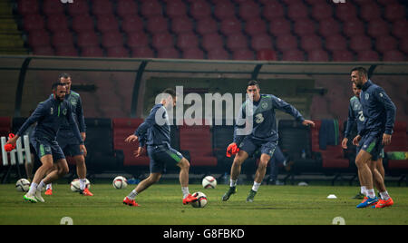 Stephen Ward (au centre) de la République d'Irlande avec Marc Wilson (à gauche) et Shane Duffy (à droite) lors d'une session de formation au Stadion Bilino Polje, Zenica. Banque D'Images