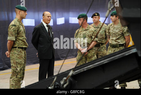 Le duc d'Édimbourg, capitaine général des Royal Marines (deuxième à gauche), montre un engin d'atterrissage utilisé par les Marines lors d'une visite au 1 Assault Group Royal Marines à la base navale de HM Devonport à Plymouth. Banque D'Images