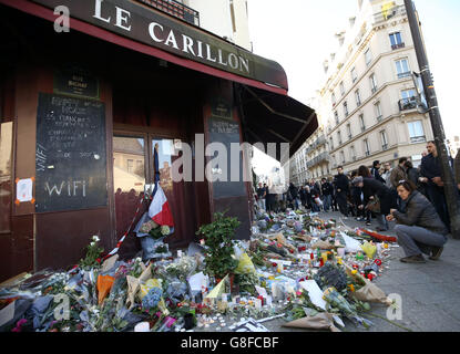 Des hommages sont laissés au restaurant la Carillon à Paris, à la suite des attaques dans la capitale française, qui sont redoutées d'avoir tué environ 129 personnes. Banque D'Images