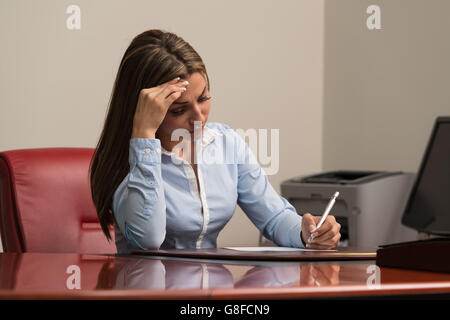 Jeune Entreprise Womn avec problèmes et stress dans le bureau - Businesswoman Working Online Banque D'Images