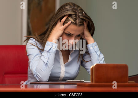 Jeune Entreprise Womn avec problèmes et stress dans le bureau - Businesswoman Working Online Banque D'Images