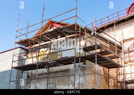 Un échafaudage recouvrant une façade d'un immeuble ancien en cours de restauration Banque D'Images