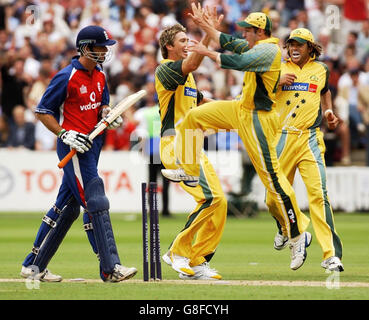 Cricket - série triangulaire de NatWest International - finale - Angleterre v Australie - Lord's.Glenn McGrath (deuxième à gauche) célèbre le cricket de Michael Vaughan en Angleterre. Banque D'Images