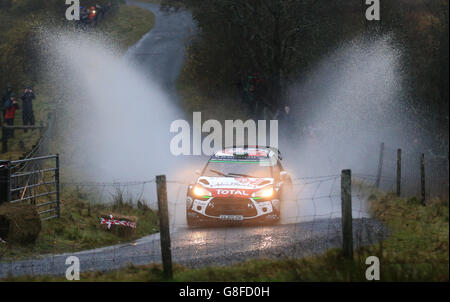 Deuxième dans le Welsh Rally 2015 (GBR) Kris Meeke (à droite) et co-pilote (IRE) Paul Nagle Citroen Total Abu Dhabi WRT sur Brenig, Special Stage 19 pendant le quatrième jour du Wales Rally GB. Banque D'Images