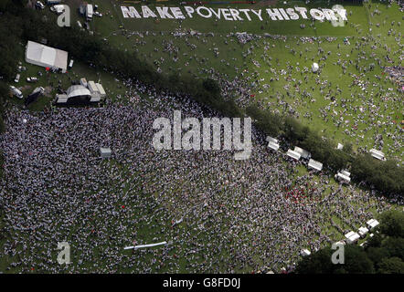 Des milliers de personnes habillées de blanc dans la région de Meadow Park à Édimbourg, alors qu'environ 100,000 personnes se sont rassemblées sous haute lumière, font l'histoire de la pauvreté avant le Sommet du G8 à Gleneagles des semaines prochaines. Banque D'Images