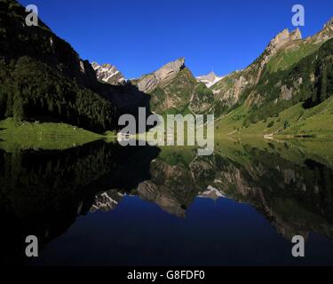 Matin d'été dans le canton d'Appenzell. Seealpsee lac et montagnes de la gamme de l'Alpstein. Banque D'Images