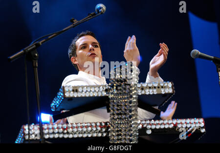 Concert live 8 - Hyde Park. Brandon Flowers of the Killers sur scène. Banque D'Images