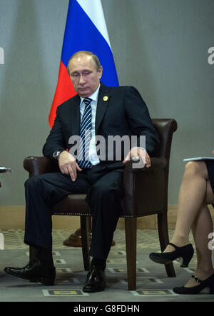 Le président russe Vladimir Poutine lors d’une réunion avec le Premier ministre David Cameron au sommet des dirigeants du G20 en Turquie à Antalya, Turquie. Banque D'Images