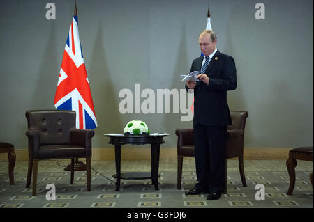 Le président russe Vladimir Poutine attend l’arrivée du Premier ministre David Cameron avant une réunion au sommet des dirigeants du G20 en Turquie à Antalya, en Turquie. Banque D'Images