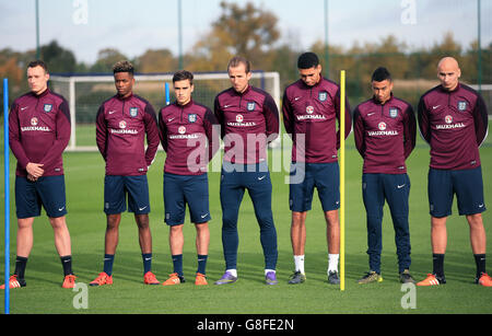 Angleterre (gauche-droite) Phil Jones, Shayon Harrison, Harry Winks, Harry Kane, Chris Smalling,Les joueurs de Jesse Lingard et Jonjo Shelvy observent un silence de quelques minutes lors d'une séance d'entraînement au Enfield Training Center, à Londres.APPUYEZ SUR ASSOCIATION photo.Date de la photo: Lundi 16 novembre 2015.Voir PA Story POLICE Paris.Le crédit photo devrait se lire comme suit : John Walton/PA Wire. Banque D'Images