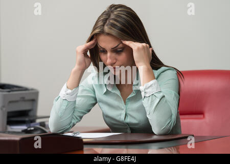 Jeune Entreprise Womn avec problèmes et stress dans le bureau - Businesswoman Working Online Banque D'Images