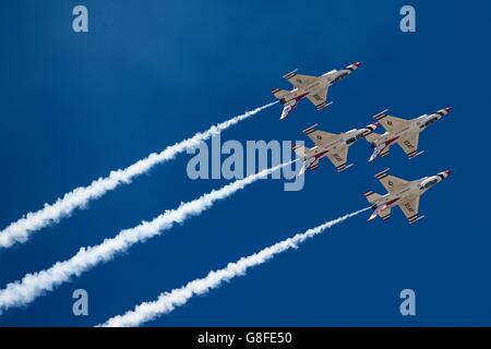 U.S Air Force Thunderbirds F-16 Fighting Falcon fighter pilots effectuer la manœuvre au cours de la Diamond Roll Warriors sur le spectacle aérien de Wasatch à Hill Air Force Base le 25 juin 2016 à Ogden, Utah. Banque D'Images