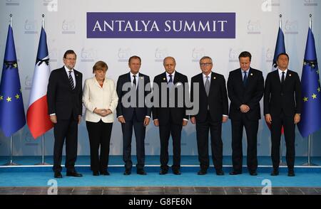 (De gauche à droite) Premier ministre espagnol Mariano Rajoy Brey, chancelière allemande Angela Merkel, président du Conseil européen Donald Tusk, ministre français des Affaires étrangères Laurent Fabius, président de la Commission européenne Jean-Claude Juncker, Le Premier ministre David Cameron et le Premier ministre italien Matteo Renzi observent un silence d'une minute pour les victimes de l'attentat terroriste de Paris lors du sommet du G20 à Antalya en Turquie. Banque D'Images