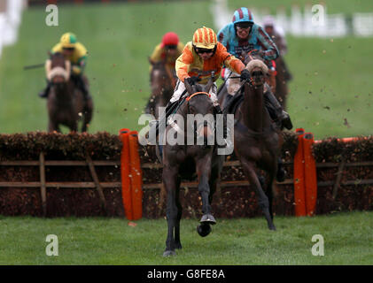 Rons Dream monté par Sean Bowen sur leur chemin à la victoire dans la réglementation Finance Solutions handicap obstacle pendant le deuxième jour de l'Open à Cheltenham racecourse, Cheltenham. APPUYEZ SUR ASSOCIATION photo. Date de la photo: Samedi 14 novembre 2015. Voir PA Story RACING Cheltenham. Le crédit photo devrait se lire comme suit : David Davies/PA Wire. Banque D'Images