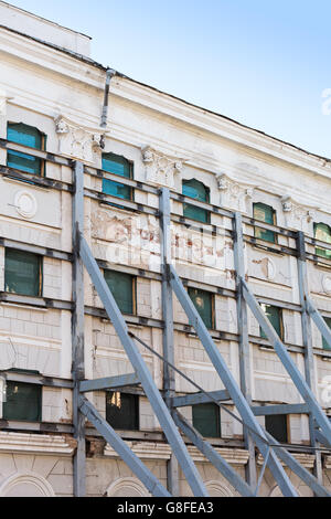 Poutres en acier soutenant un vieux mur de la façade de l'immeuble Banque D'Images