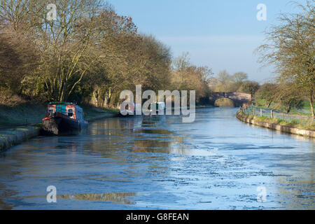 Trois narrowboats amarrés sur un Grand Union canal gelé entre Braunston Norton Junction et dans le Northamptonshire, Angleterre Banque D'Images