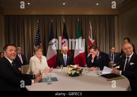 (De gauche à droite) le Premier ministre italien Matteo Renzi, la chancelière allemande Angela Merkel, le président américain Barack Obama, le premier ministre David Cameron et le ministre français des Affaires étrangères Laurent Fabius tiennent une réunion au sommet des dirigeants du G20 en Turquie à Antalya, en Turquie. Banque D'Images
