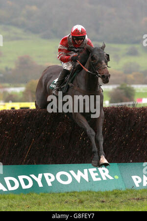 Juste UN pair monté par Sean Bowen saute la clôture pendant le Murphy Group handicap Chase, pendant le deuxième jour de l'Open à Cheltenham racecourse, Cheltenham. APPUYEZ SUR ASSOCIATION photo. Date de la photo: Samedi 14 novembre 2015. Voir PA Story RACING Cheltenham. Le crédit photo devrait se lire comme suit : David Davies/PA Wire. Banque D'Images