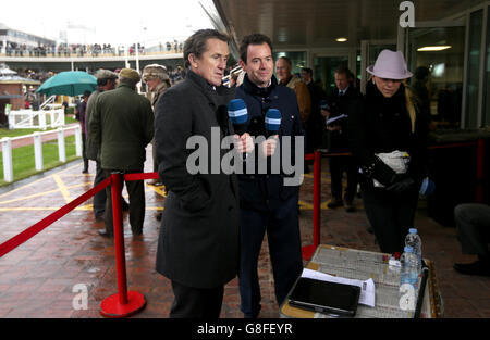 Tony McCoy dans son rôle de pundit Channel 4 aux côtés de Nick Luck (à droite) pendant le deuxième jour de l'Open à Cheltenham racecourse, Cheltenham. Banque D'Images