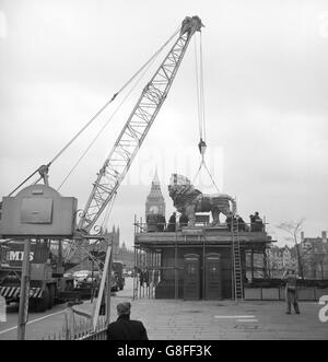 Le lion de pierre de la gare de Waterloo est hissé dans sa nouvelle position à l'extrémité sud du pont de Westminster près du County Hall, Londres.Le lion, d'un poids de 13 tonnes, est le plus grand des deux qui décoraient autrefois l'ancienne brasserie Lion sur la rive sud.En 1951, il a été déplacé à l'entrée de la gare de Waterloo pour le Festival of Britain. Banque D'Images