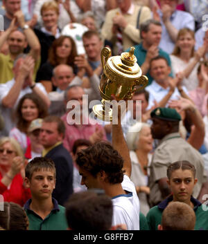 Tennis - Wimbledon Championships 2005 - finale hommes - Roger Federer / Andy Roddick - All England Club.Roger Federer, Suisse, fête avec le trophée après sa victoire. Banque D'Images