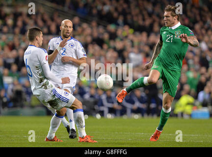 Jeff Hendrick (à droite) de la République d'Irlande et Ognjen Vranjes (à gauche) de Bosnie-Herzégovine se battent pour le ballon lors de la deuxième partie de l'UEFA Euro 2016 qualification Playoff au stade Aviva, à Dublin. Banque D'Images