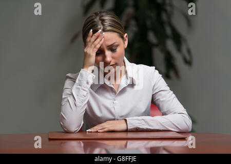 Jeune Entreprise Womn avec problèmes et stress dans le bureau - Businesswoman Working Online Banque D'Images