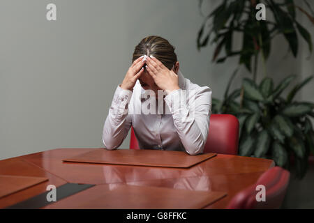 Jeune Entreprise Womn avec problèmes et stress dans le bureau - Businesswoman Working Online Banque D'Images