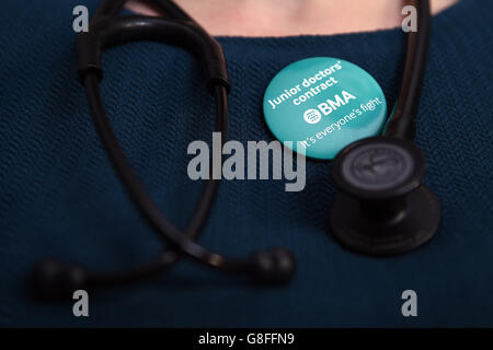 Un médecin porte un badge à côté de son stéthoscope pour soutenir le contrat du Junior Doctor. Banque D'Images