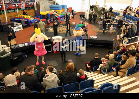 Ben et Holly du petit Royaume de Ben et Holly pendant Activités en famille dans le pavillon des ventes de Tattersalls à l'hippodrome de Cheltenham Banque D'Images