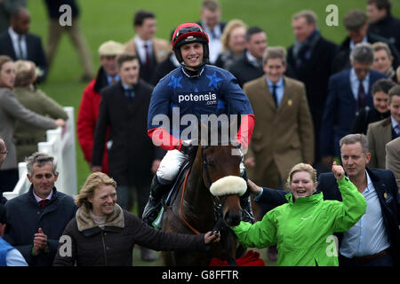 Jockey Harry Cobden après la victoire sur la vieille garde dans le stanjames.com barre de suspension Greatwood Banque D'Images