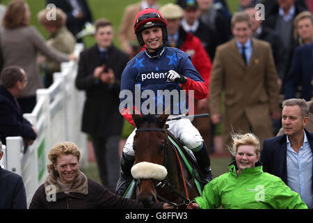 Jockey Harry Cobden après la victoire sur la vieille garde dans le stanjames.com barre de suspension Greatwood Banque D'Images