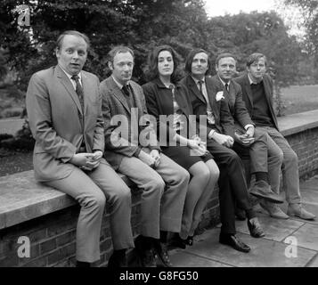 Photographié au BBC Television Center, White City, Londres, est l'équipe du nouveau spectacle de satire de nuit de BBC TV avec (l-r) John Bird, Anthony Holland, Eleanor Bron, Barry Humphries, Andrew Duncan et John Wells. Banque D'Images