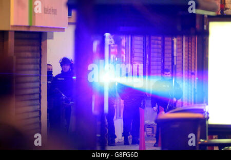 Activité de la police lors d'un raid dans un appartement de la banlieue de Saint-Denis à Paris, où plusieurs hommes suspectés des attaques meurtrières de vendredi sont entourés. Banque D'Images