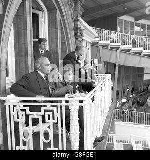 Champion du monde de boxe à fort grammage Muhammad Ali (deuxième l) sips une tasse de thé pendant qu'il regarde le match Avec Jeffrey Stollmeyer, le chef d'équipe des Antilles (l) du Balcon du dressing West Indian Banque D'Images