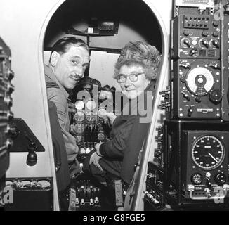 Mme E.A. (Bobby) Davies, grand-mère de Stanton, âgée de 72 ans, près de Shrewsbury, qui a servi dans la Royal Air Force des femmes pendant la première Guerre mondiale, dans le cockpit d'un avion Heron lorsqu'elle est allée prendre un vol depuis la RAF Shawbury, Shropshire. Avec elle est pilote, commandant de l'escadre Bob Nichols. La RAF a appris dans un journal local que l'ambition de Mme Davies était de retourner à la RAF Shawbury, où elle a servi il y a près d'un demi-siècle, et à pour un vol. Banque D'Images