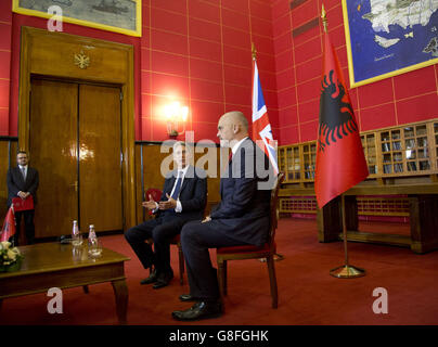 Le secrétaire aux Affaires étrangères Philip Hammond (au centre à gauche) lors d'une rencontre avec le Premier ministre albanais EDI Rama au bureau du Premier ministre à Tirana, en Albanie. Banque D'Images