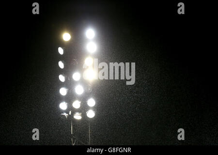 Pluie devant les lumières du stade lors du premier match de replay de la coupe Emirates FA à Valley Parade, Bradford. Banque D'Images