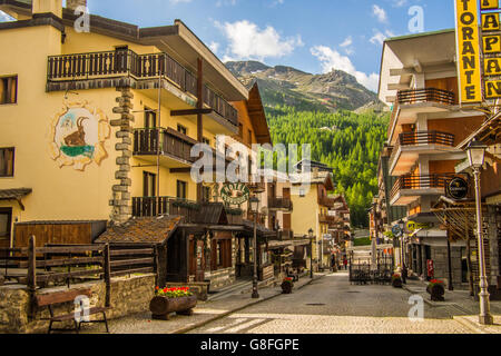 La ville de Breuil-Cervinia, vallée d'aoste, Italie. Banque D'Images