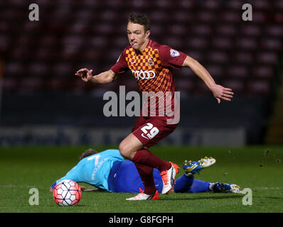 Tony McMahon, de Bradford City, s'attaque à Sam Hatton, de la ville d'Aldershot, lors du premier match de répétition de la coupe Emirates FA à Valley Parade, Bradford. Banque D'Images