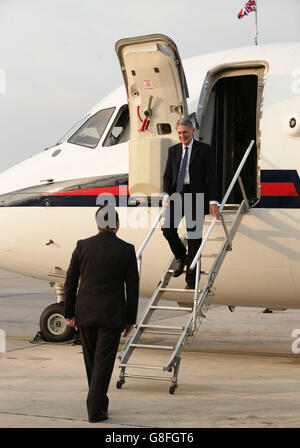 Le secrétaire aux Affaires étrangères Philip Hammond (en haut) quitte l'avion pour être accueilli par Nicholas Cannon, HMA, à son arrivée à l'aéroport de Tirana, en Albanie. Banque D'Images